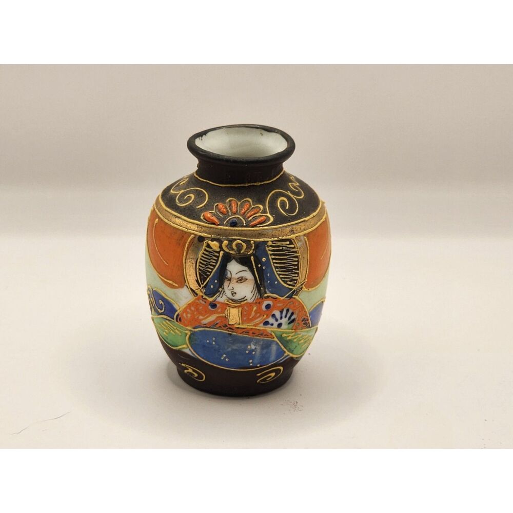 Japan Satsuma Style Mini Bud Vase Geisha Figural Orange Black Gold Gilt 3 in